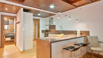 Een koelkast, een microgolfoven, een oven, een vaatwasser