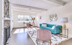 House | Living room | Flat-screen TV, fireplace, table tennis