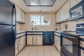 Rumah | Dapur pribadi | Lemari es, microwave, kompor, dan mesin pencuci piring