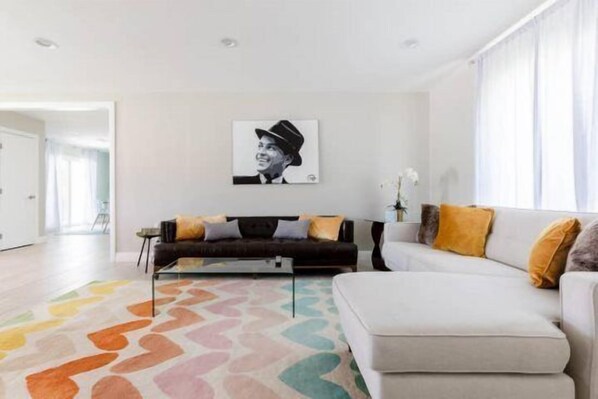 House | Living room | Flat-screen TV, fireplace