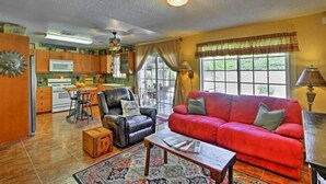 House | Living room | Flat-screen TV - Barona (Desert Hot Springs)