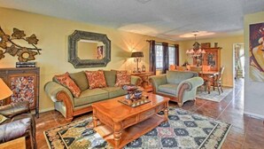 House | Living room | Flat-screen TV - Barona (Desert Hot Springs)