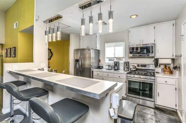 House | Private kitchen | Fridge, microwave, stovetop, dishwasher - Padua (Palm Springs)