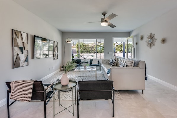 House | Living room | Flat-screen TV