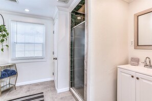 House | 2 bedrooms, desk, free WiFi