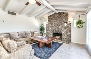 House | Living room | Flat-screen TV, fireplace - Anza (Palm Springs)