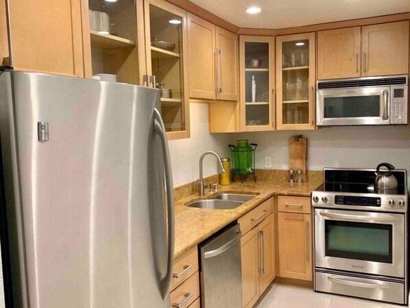 House | Private kitchen | Fridge, microwave, stovetop, dishwasher - Villa 110 (Palm Springs)