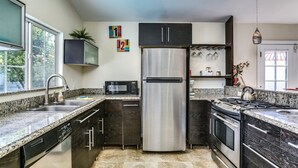 Casa | Cocina privada | Cafetera y tetera, refrigerador, microondas y horno 