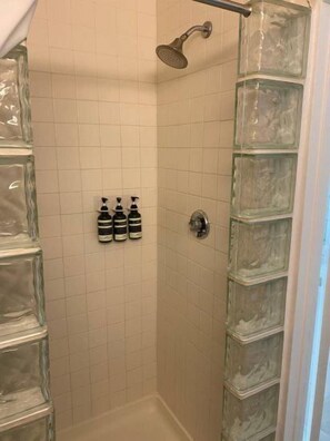 House | Bathroom | Free toiletries, towels, soap, shampoo - Luring (Palm Springs)