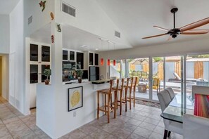 House | Living room | 45-inch flat-screen TV with digital channels, Smart TV, fireplace