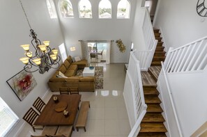 Talo, 5 makuuhuonetta | Olohuone | 36–tuumainen televisio, jossa kaapelikanavat