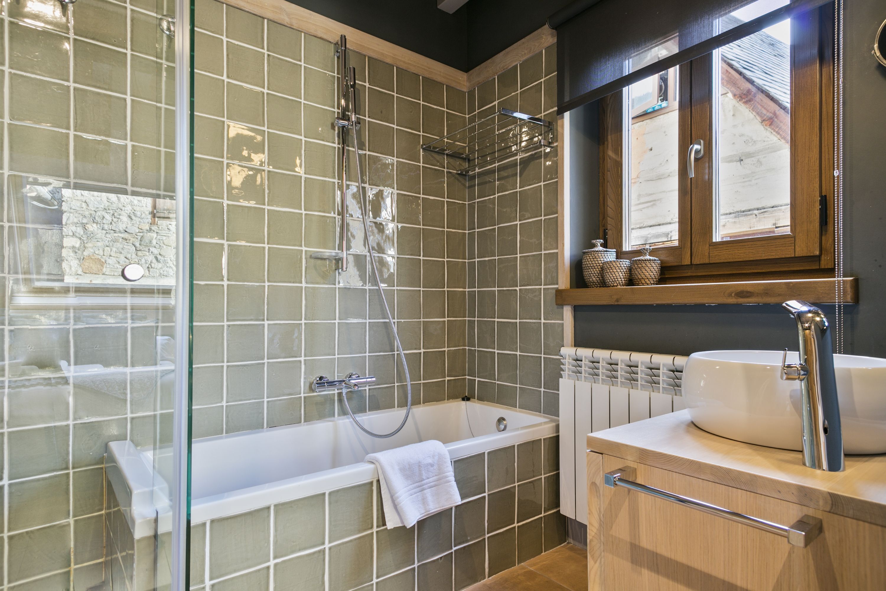 Badewanne, Haartrockner, Handtücher