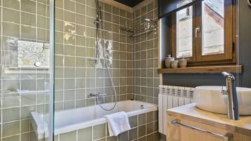 Badewanne, Haartrockner, Handtücher