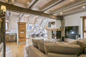 Smart TV, fireplace
