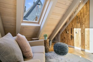 Una Smart TV, una chimenea