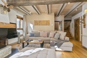 Una Smart TV, una chimenea