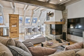 Una Smart TV, una chimenea