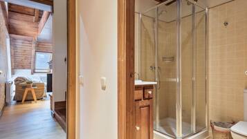 Badekar, hårtørrer, håndklæder, Sæbe