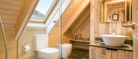 Bathtub, hair dryer, towels, shampoo