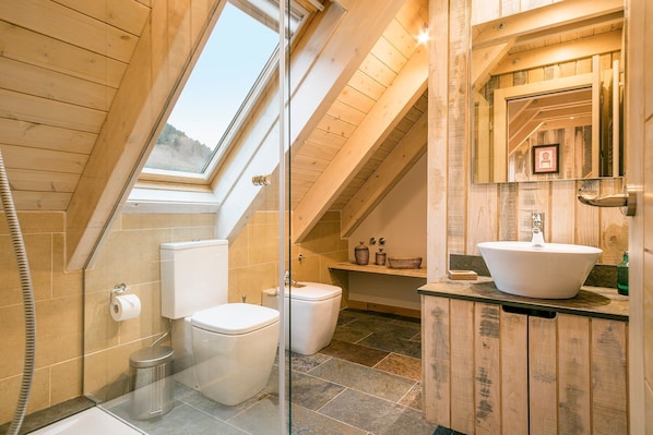 Bathtub, hair dryer, towels, shampoo