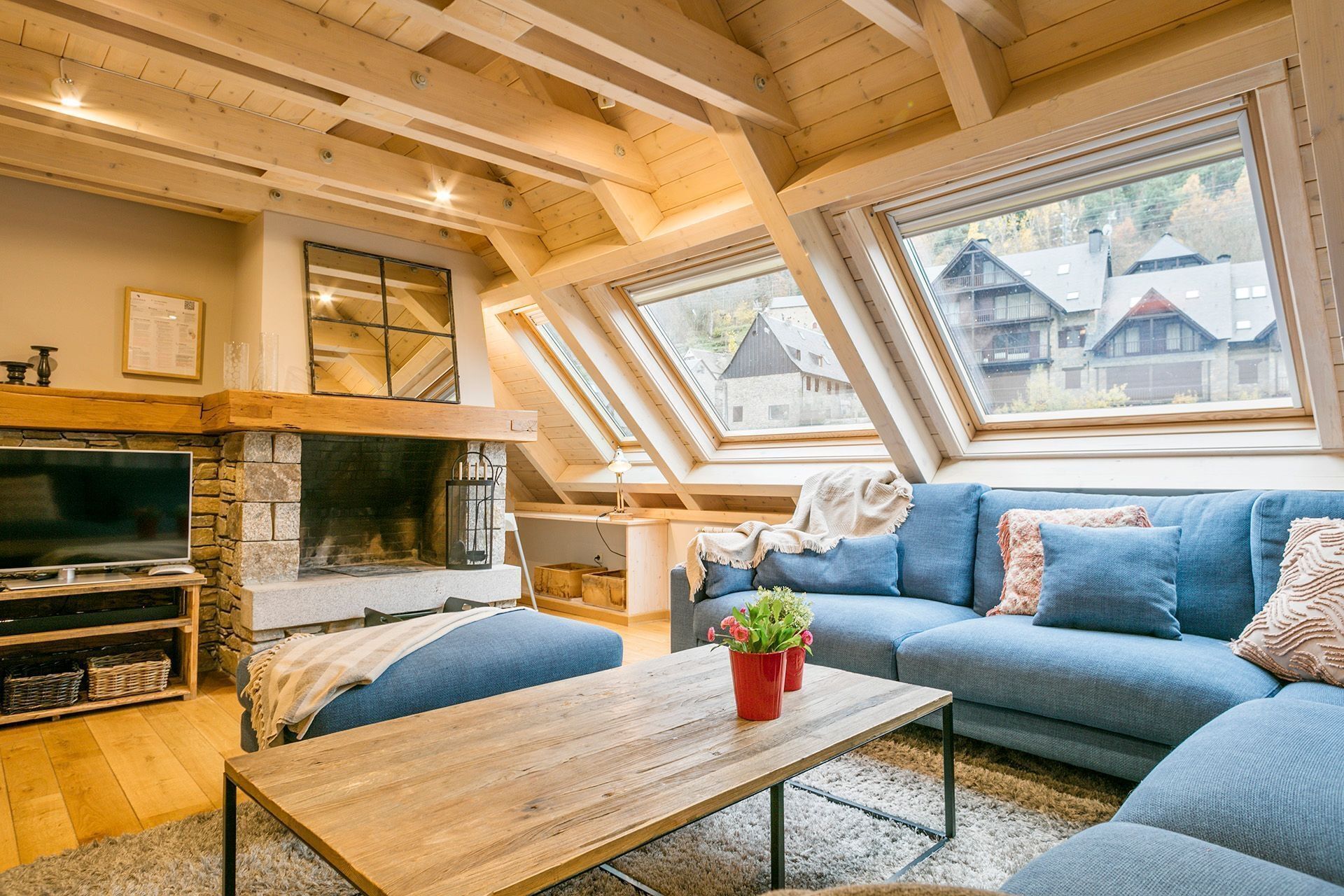 Een televisie en een open haard