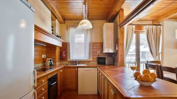 Een koelkast, een magnetron, een oven, een vaatwasser