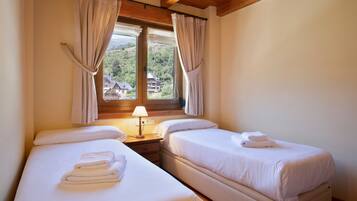 3 slaapkamers, een strijkplank/strijkijzer, wifi, beddengoed