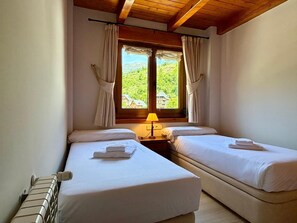 3 chambres, fer et planche à repasser, Wi-Fi, draps fournis