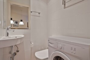 Douche, sèche-cheveux, serviettes fournies