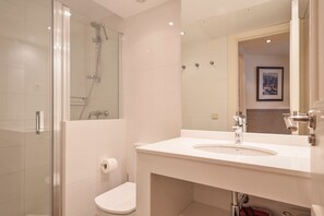 Douche, sèche-cheveux, serviettes fournies