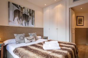 2 bedrooms, iron/ironing board, Internet, bed sheets