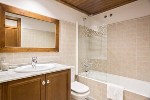 Douche, séchoir à cheveux, serviettes fournies