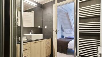 5 habitaciones, tabla de planchar con plancha, wifi y ropa de cama