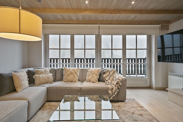 Télévision, cheminée