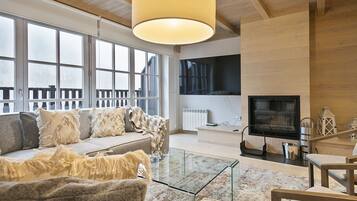 Televisión y chimenea