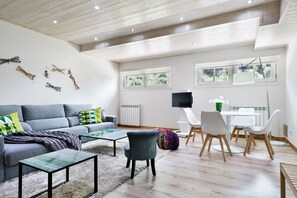 Een televisie en een open haard