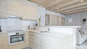 Kjøleskap, oppvaskmaskin, espressomaskin og kaffetrakter/tekoker