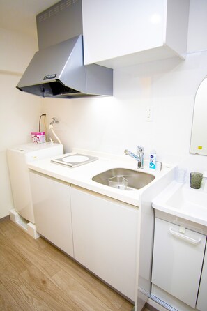 アパートメント | 専用簡易キッチン | 冷蔵庫、電子レンジ、コンロ、調理器具と食器