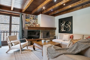 Télévision, cheminée