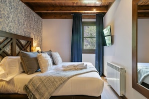 3 bedrooms, iron/ironing board, travel cot, WiFi