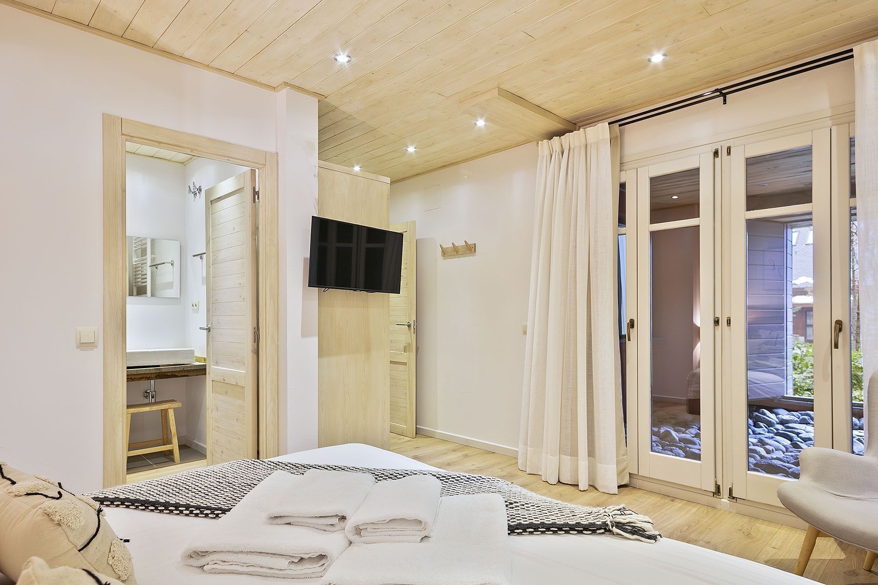 5 chambres, fer et planche à repasser, Wi-Fi, draps fournis
