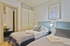 5 bedrooms, iron/ironing board, WiFi, bed sheets