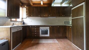 Geladeira, micro-ondas, fogão, lava-louças