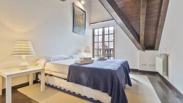 4 quartos, ferros/tábuas de passar roupa, acesso à internet