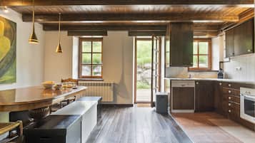 Geladeira, micro-ondas, fogão, lava-louças