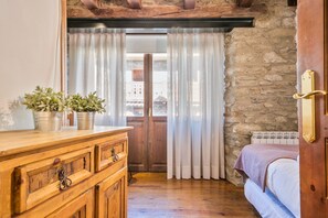 3 habitaciones, tabla de planchar con plancha, internet y ropa de cama