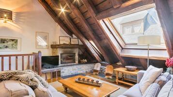 Una Smart TV, una chimenea