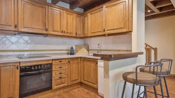 Frigorífico, microondas, horno y lavavajillas