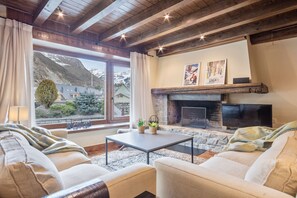 Televisión y chimenea