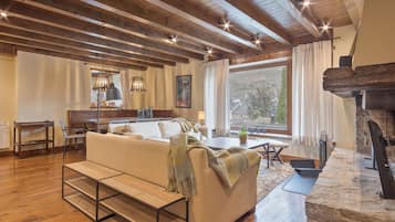 Una televisión, una chimenea